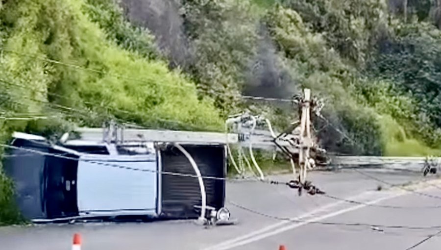 Camioneta volcó en Av. Jardín del Mar y causó cortes de luz y desvíos de tránsito en Reñaca