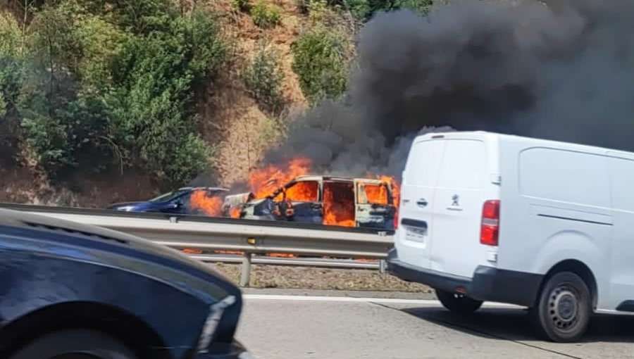 Vehículo quedó completamente envuelto en llamas tras colisión múltiple en la ruta 68 en dirección a Valparaíso