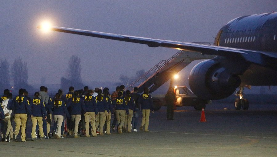 Concretan última expulsión masiva del año: 15 personas salieron en vuelo de la FACh con destino a Bolivia y República Dominicana