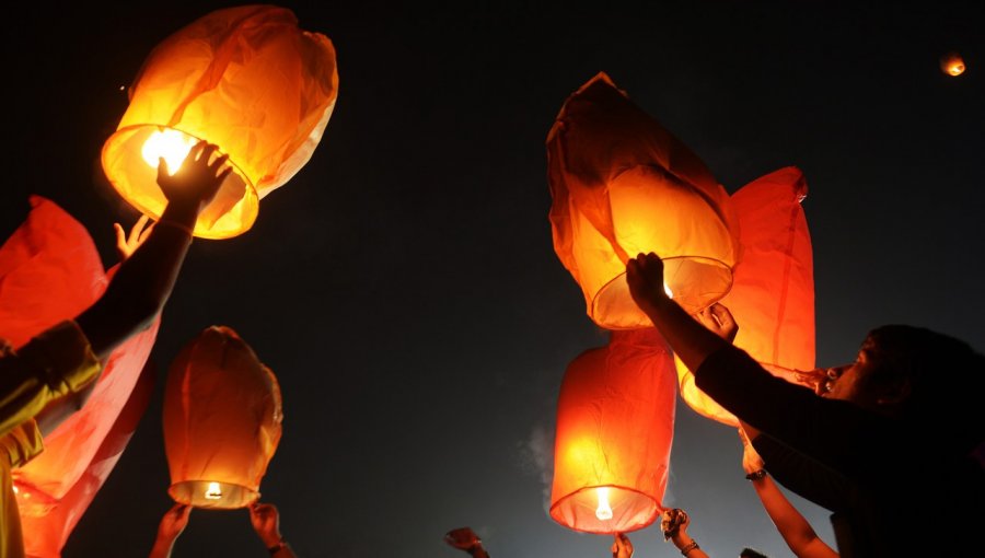 Bomberos de Valparaíso piden evitar el uso de fuegos artificiales y globos de los deseos en celebraciones de Año Nuevo