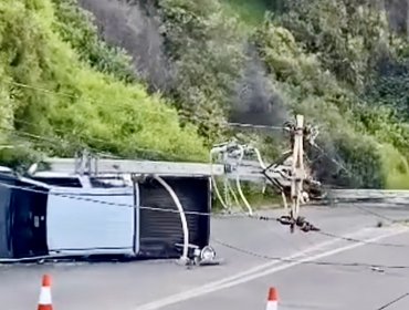 Camioneta volcó en Av. Jardín del Mar y causó cortes de luz y desvíos de tránsito en Reñaca