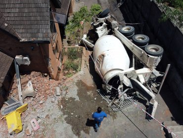 Un conductor herido tras impactar camión tolva contra una casa en La Dehesa