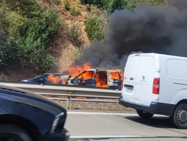 Vehículo quedó completamente envuelto en llamas tras colisión múltiple en la ruta 68 en dirección a Valparaíso