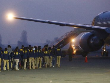 Concretan última expulsión masiva del año: 15 personas salieron en vuelo de la FACh con destino a Bolivia y República Dominicana