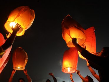 Bomberos de Valparaíso piden evitar el uso de fuegos artificiales y globos de los deseos en celebraciones de Año Nuevo