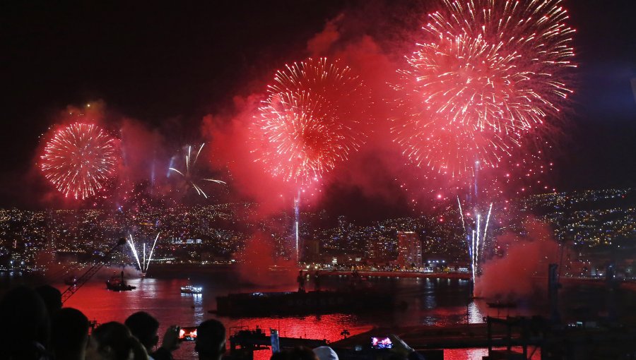 Cerca de un millón de personas disfrutaron el regreso del show de fuegos artificiales de Año Nuevo en el Mar en Valparaíso y Viña