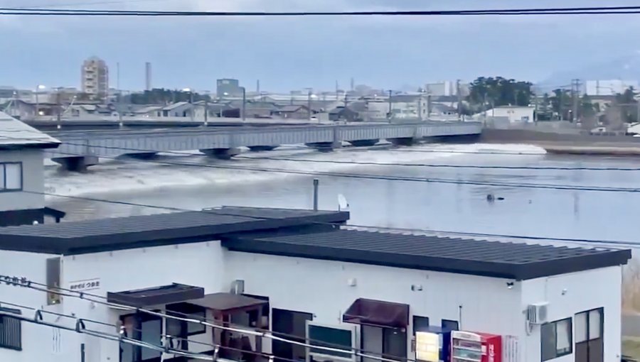 Así llegó el primer tren de olas a la península de Noto tras el terremoto de 7,6 en Japón