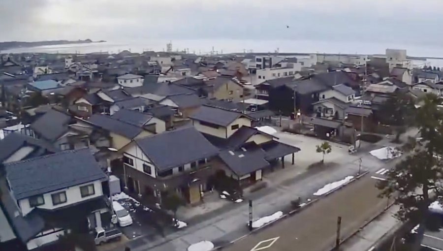 Agencia Meteorológica de Japón levantó la alerta de tsunami, pero aconsejó a la población mantenerse en zonas elevadas