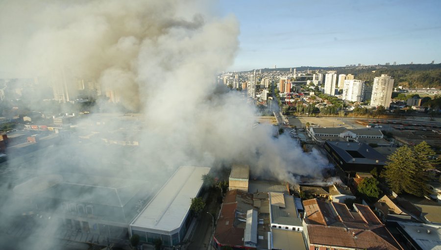 Gigantesco incendio afecta a un supermercado y otros locales comerciales en Viña del Mar