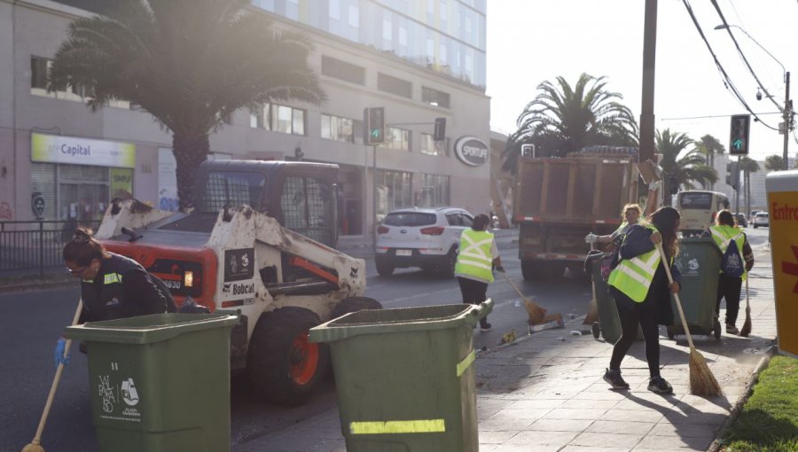 Unos 200 trabajadores limpiaron las calles de Valparaíso tras celebraciones de Año Nuevo