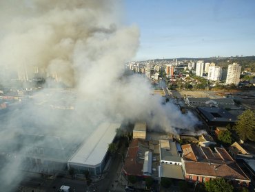 Gigantesco incendio afecta a un supermercado y otros locales comerciales en Viña del Mar