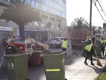 Unos 200 trabajadores limpiaron las calles de Valparaíso tras celebraciones de Año Nuevo