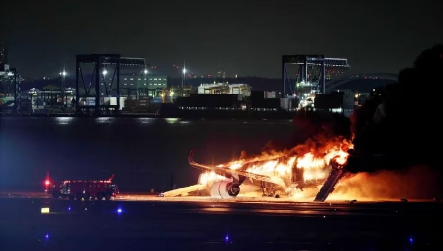 Incendio en el aeropuerto de Tokio tras choque de aviones: 400 pasajeros fueron evacuados, pero cinco tripulantes están desaparecidos