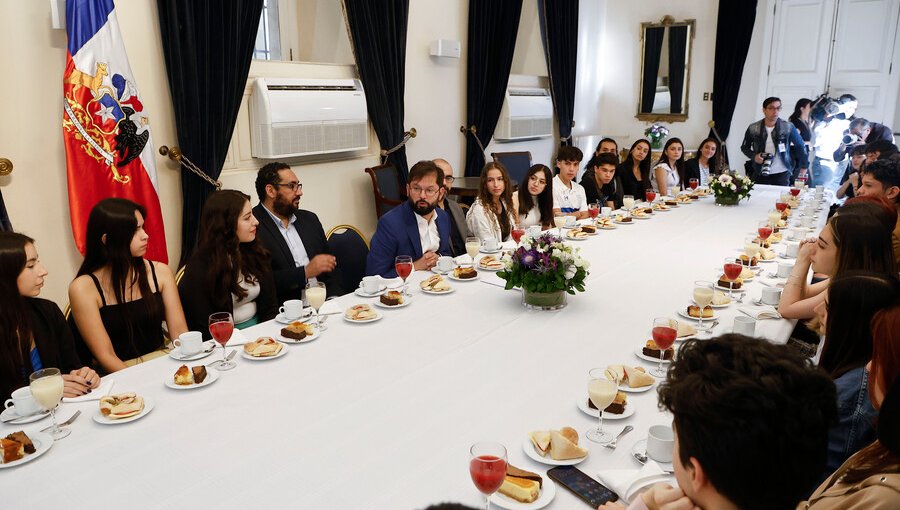 Estudiantes distinguidos por trayectoria educativa desayunaron con presidente Boric