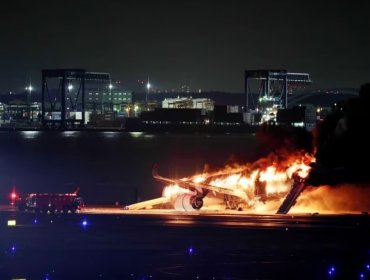 Incendio en el aeropuerto de Tokio tras choque de aviones: 400 pasajeros fueron evacuados, pero cinco tripulantes están desaparecidos