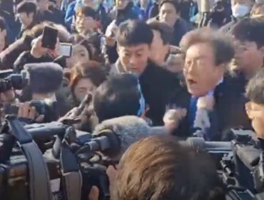 Apuñalan en el cuello a líder de oposición de Corea del Sur en punto de prensa
