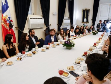 Estudiantes distinguidos por trayectoria educativa desayunaron con presidente Boric