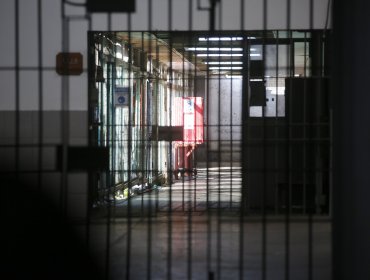 Comisión del Senado aprueba que presos mayores de 70 años o enfermos terminales cumplan su pena en arresto domiciliario
