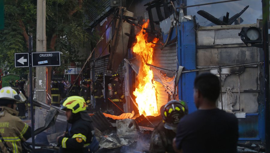 Bomberos dispara contra Esval por "nulo" aporte de los grifos durante gran incendio registrado en el plan de Viña del Mar