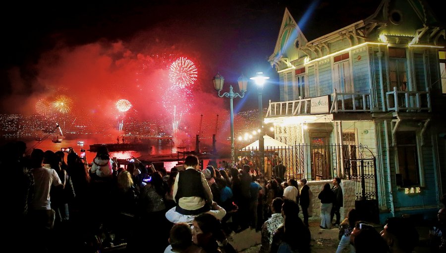 Show pirotécnico de Año Nuevo en Valparaíso duró cinco minutos más que el de Viña del Mar: las diferencias entre ambos espectáculos