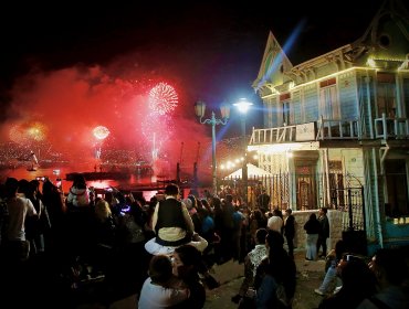 Show pirotécnico de Año Nuevo en Valparaíso duró cinco minutos más que el de Viña del Mar: las diferencias entre ambos espectáculos