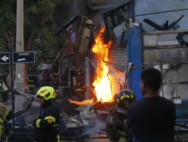 Bomberos dispara contra Esval por "nulo" aporte de los grifos durante gran incendio registrado en el plan de Viña del Mar