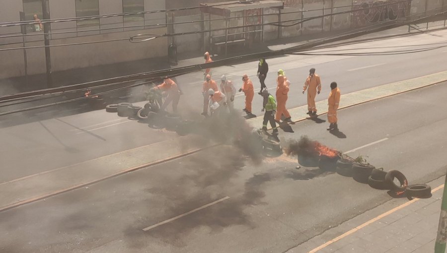 Barricadas incendiarias cerca del Sindicato de Portuarios obligan a suspender el tránsito en la Av. Errázuriz de Valparaíso