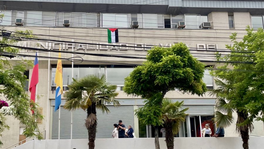 Municipalidad de Viña del Mar luce bandera palestina en el frontis de su edificio consistorial