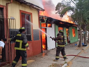 Incendio en Quillota arrasa con cité y deja con serios daños una vivienda