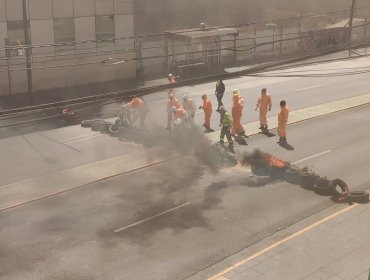 Barricadas incendiarias cerca del Sindicato de Portuarios obligan a suspender el tránsito en la Av. Errázuriz de Valparaíso