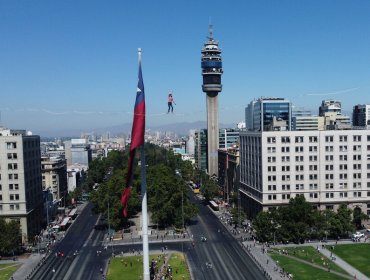 Teatro a Mil dio el vamos con famoso equilibrista que cruzó la Alameda