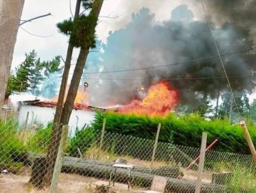 Incendio consumió una bodega y una vivienda en Laguna Verde: Una persona resultó con quemaduras menores