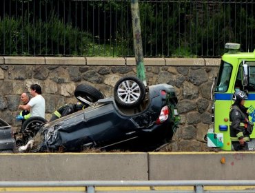 Una persona lesionada deja choque con posterior volcamiento de vehículo en la Av. España en dirección a Viña del Mar