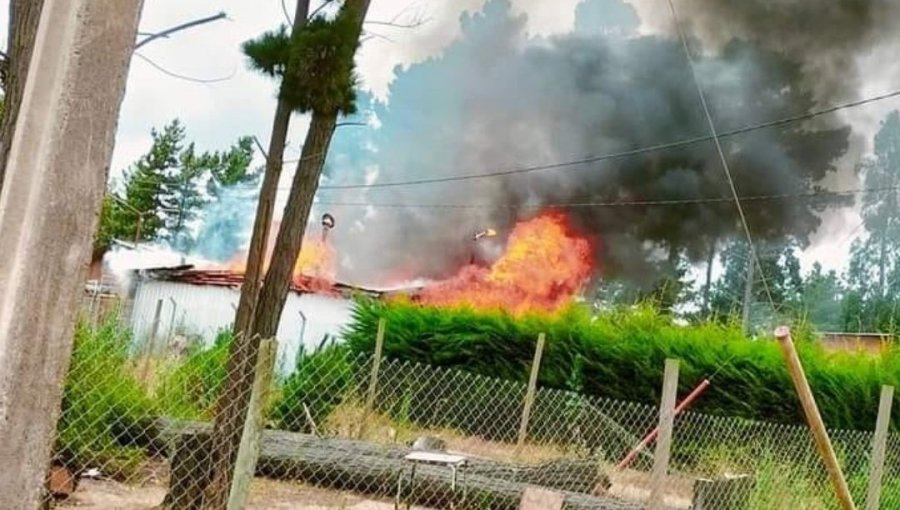 Incendio consumió una bodega y una vivienda en Laguna Verde: Una persona resultó con quemaduras menores