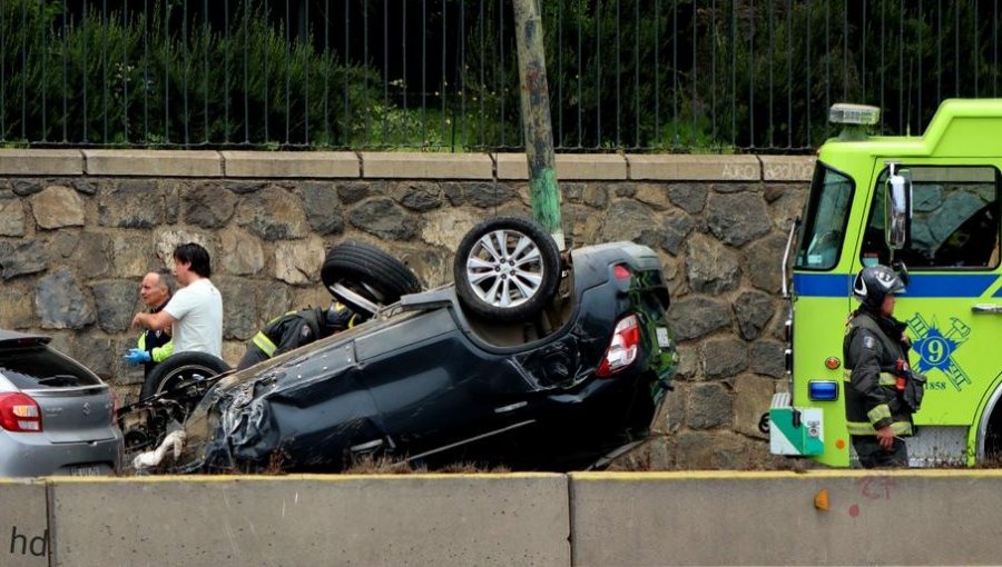 Una persona lesionada deja choque con posterior volcamiento de vehículo en la Av. España en dirección a Viña del Mar