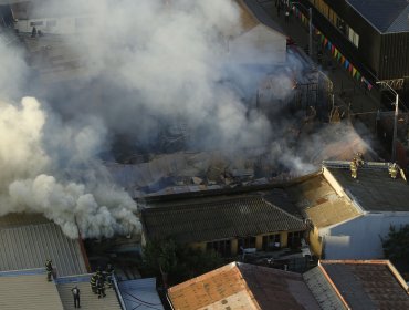 Más de un centenar de personas intentó saquear el supermercado consumido por incendio en el plan de Viña del Mar