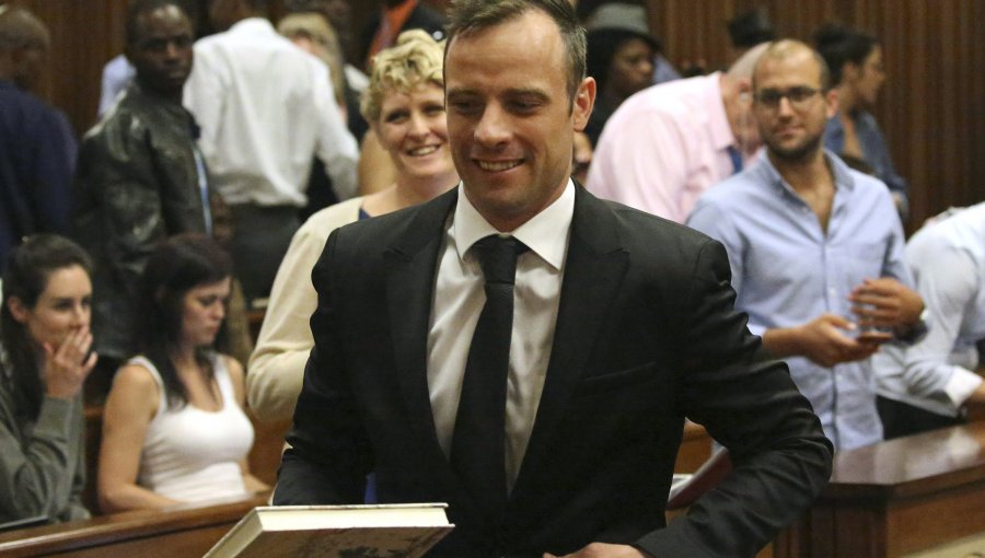 Oscar Pistorius, el atleta que mató a su novia a tiros, recuperó su libertad en Sudáfrica