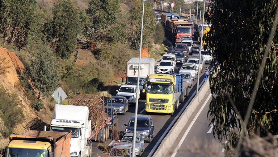 Múltiples accidentes vehiculares mantienen diversos cortes de tránsito en la ruta Las Palmas de Viña del Mar