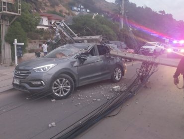 Camión derriba postes del tendido eléctrico y caen sobre vehículos en la Av. del Mar de Maitencillo