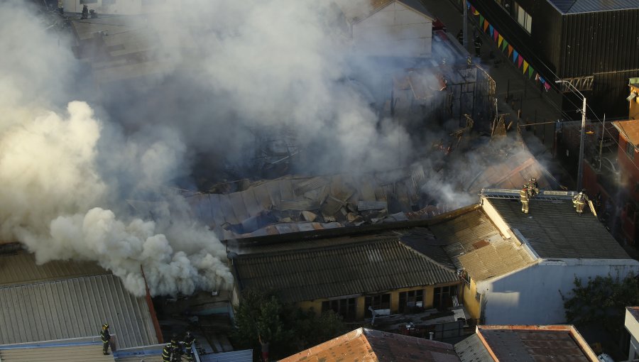 Más de un centenar de personas intentó saquear el supermercado consumido por incendio en el plan de Viña del Mar