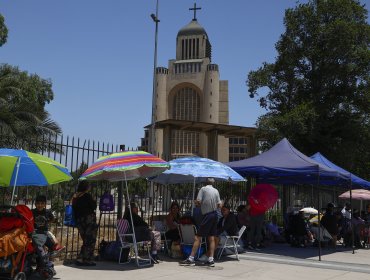 Cientos de personas hacen fila y acampan para ver a la “sanadora de Rosario” en el Templo Votivo de Maipú