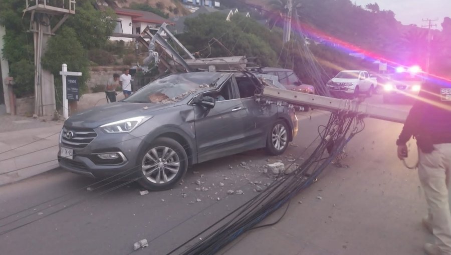 Camión derriba postes del tendido eléctrico y caen sobre vehículos en la Av. del Mar de Maitencillo