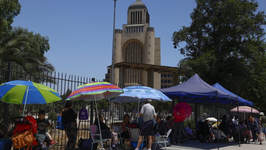 Cientos de personas hacen fila y acampan para ver a la “sanadora de Rosario” en el Templo Votivo de Maipú