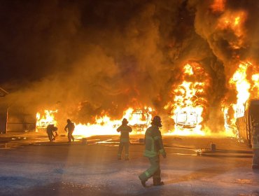 Más de 20 buses avaluados en $1.200 millones terminan completamente destruidos en incendio en aparcadero de Estación Central