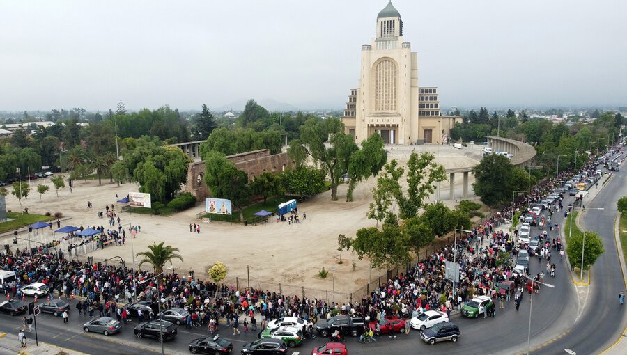 Más de 6 mil personas llegan hasta el Templo Votivo de Maipú a ver a la "Sanadora de Rosario"