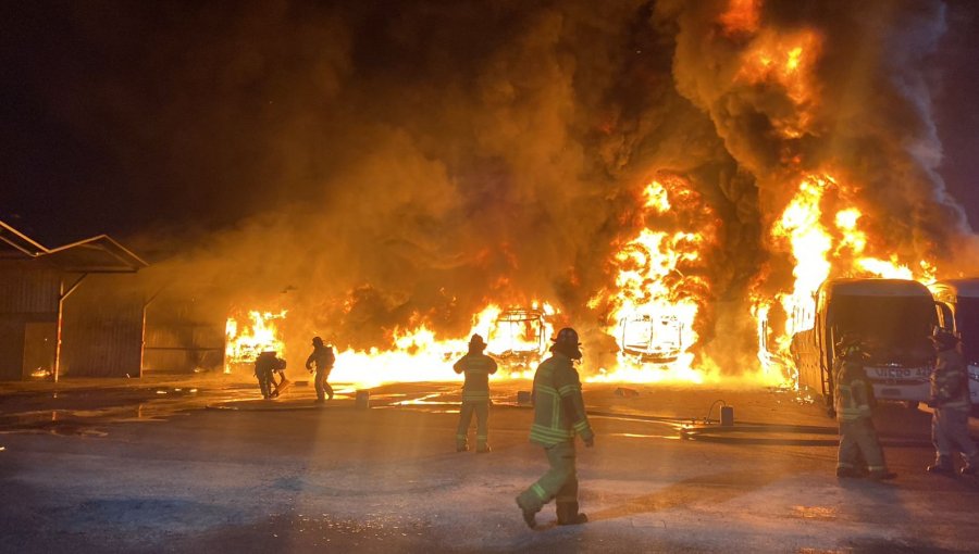 Más de 20 buses avaluados en $1.200 millones terminan completamente destruidos en incendio en aparcadero de Estación Central