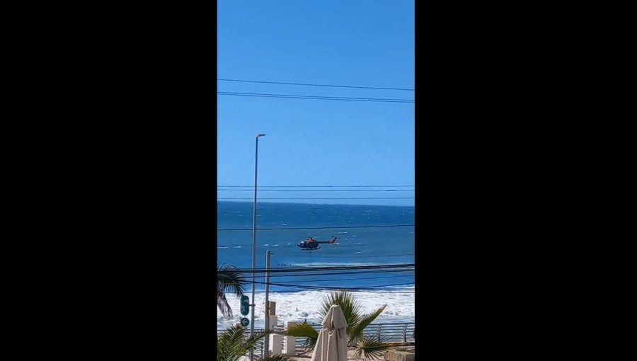 Bañistas fueron rescatados por salvavidas y un helicóptero de la Armada desde la playa Amarilla de Concón