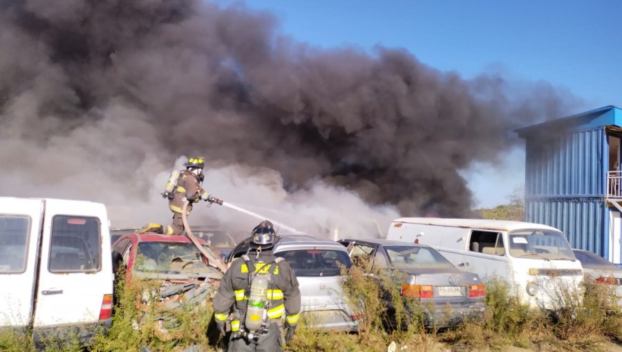 Incendio en el parqueadero municipal de Viña del Mar dejó 14 automóviles afectados