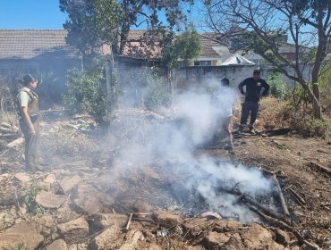 Detienen a dos trabajadores que realizaban quema no autorizada en el patio de un vivienda particular en Quillota