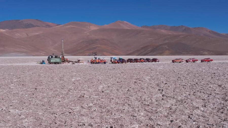 Comunidades indígenas bloquean acceso al Salar de Atacama en protesta por acuerdo entre Codelco y SQM: Reclaman visita del Presidente Boric